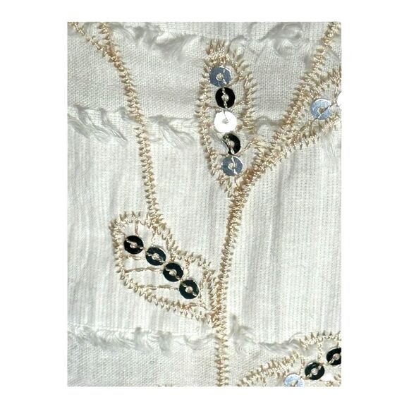 Yushi white tunic embroidered flowered top with sequence Top w/frayed edges - Picture 9 of 11